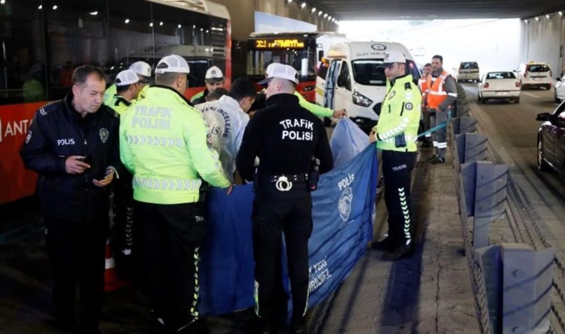 ANTALYA-BHA Antalya’da alt geçitte kontrolünü kaybettiği motosikletinden düşüp başını refüje